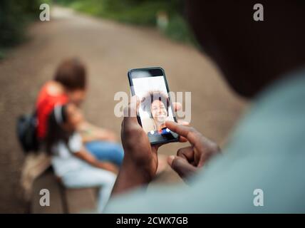 Chat video uomo con donna sullo schermo dello smartphone Foto Stock
