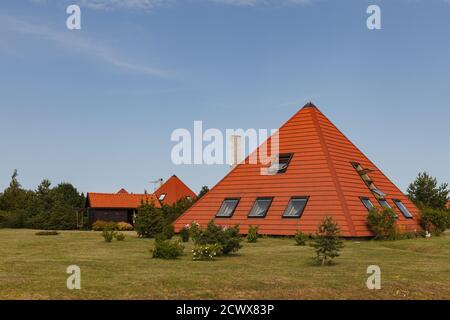 Casa costruire come piramide. Tetto in tegole. Approccio orientale utilizzato in Europa. Foto Stock