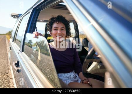 Felice giovane donna che si gode viaggio in auto Foto Stock