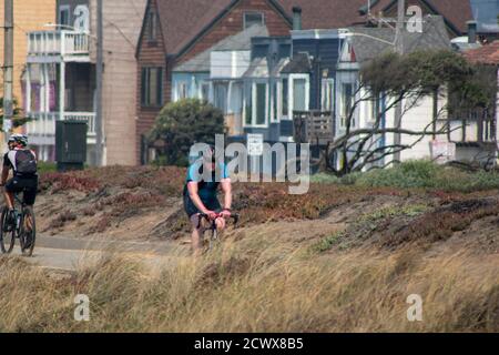 Ocean Beach a San Francisco, California, Stati Uniti può diventare affollato con persone che cercano di rimanere fresco, soprattutto nei giorni caldi come il Labor Day. Foto Stock