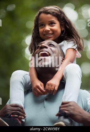 Felice padre figlia che porta sulle spalle Foto Stock