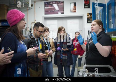 Stato della NASA 2020 - evento dello stato sociale della NASA presso il Goddard Space Flight Center della NASA lunedì 10 febbraio 10 la NASA Goddard ha invitato i social media a partecipare a un evento di persona dello stato della NASA. L'evento, che dura tutto il giorno, ha messo in luce la scienza, l'ingegneria e l'esplorazione di Goddard sulla Luna e presto su Marte. I partecipanti hanno imparato tutto sul ruolo di Goddard nel programma Artemis, così come l’unica missione della NASA attualmente in orbita intorno alla nostra Luna – l’Orbitero Lunare per la rinascita (LRO). Hanno parlato con gli esperti scientifici dei recenti risultati scientifici e delle belle immagini provenienti da Foto Stock