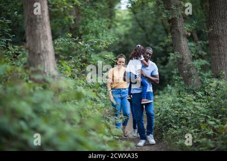 Famiglia escursioni sul sentiero nel bosco Foto Stock