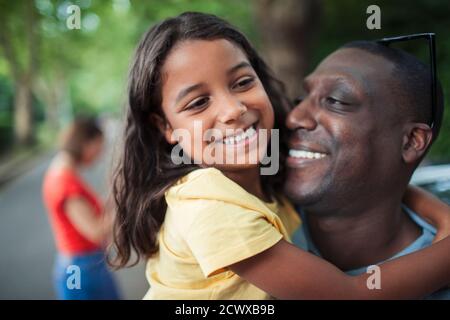 Primo piano felice padre e figlia abbracciare Foto Stock