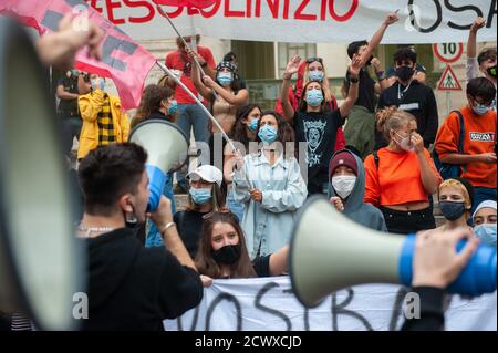 Roma, Italia, 25/09/2020: Gli studenti si radunano contro la politica italiana in materia di istruzione. © Andrea Sabbadini Foto Stock