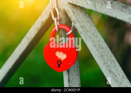 Red Wedding chiusa a forma di cuore. Il castello pesa su un ponte su uno sfondo blu del cielo in un giorno luminoso di sole Foto Stock