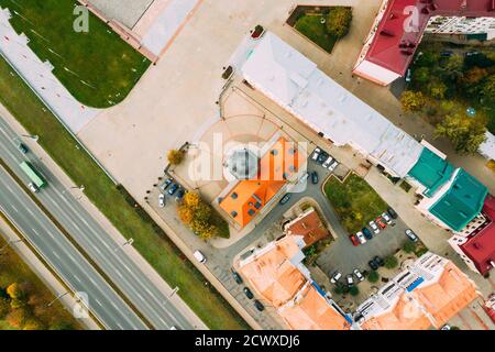 Mahiliou, Bielorussia. Il paesaggio urbano di Mogilev con il famoso punto di riferimento - il Municipio del XVII secolo. Vista aerea dello skyline in autunno. Vista dall'alto Foto Stock
