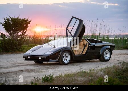 Vista frontale 3/4 di un Lamborghini Countach 1985 5000QV. Foto Stock