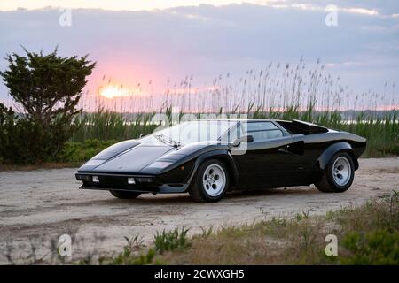 Vista frontale 3/4 di un Lamborghini Countach 1985 5000QV. Foto Stock