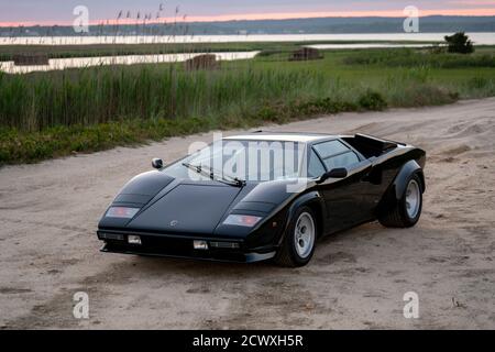 Vista frontale 3/4 di un Lamborghini Countach 1985 5000QV. Foto Stock