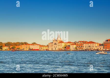 Chiesa di Santa Maria della Presentazione le Zitelle Chiesa cattolica sull'argine fondamenta del canale dell'isola di Giudecca nella laguna veneta, vista del tramonto dalla città di Venezia, Veneto, Italia settentrionale Foto Stock