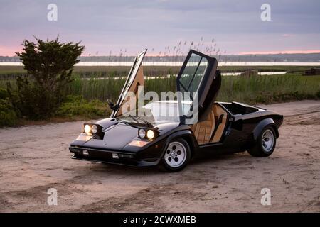 Vista frontale 3/4 di un Lamborghini Countach 1985 5000QV. Foto Stock