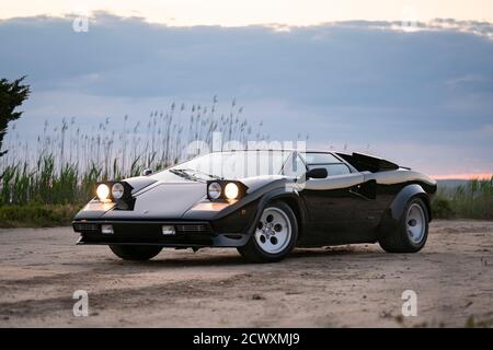 Vista frontale 3/4 di un Lamborghini Countach 1985 5000QV. Foto Stock