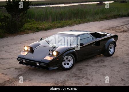 Vista frontale 3/4 di un Lamborghini Countach 1985 5000QV. Foto Stock