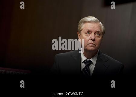 Washington, Stati Uniti. 30 settembre 2020. Il senatore Lindsey Graham, un repubblicano della Carolina del Sud e presidente del Comitato giudiziario del Senato, attende per iniziare un'audizione a Washington, DC mercoledì 30 settembre 2020. La commissione sta esplorando l'indagine dell'Ufficio federale di inchiesta sulla campagna di Trump del 2016 e l'interferenza elettorale russa. Foto di Stefani Reynolds/UPI Credit: UPI/Alamy Live News Foto Stock