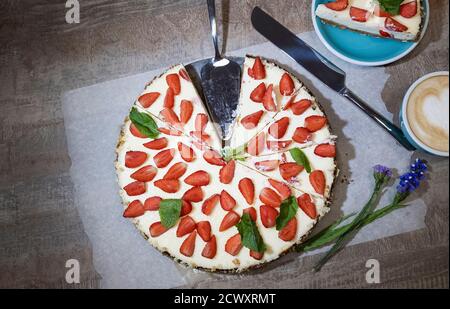 Deliziosa cheesecake con fragole, fragole bio fatte in casa dal giardino, layout Foto Stock