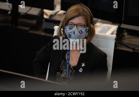 Il 30 maggio 2020, Kathy Lueders, responsabile del Commercial Crew Program della NASA, ha monitorato il lancio del Falcon 9 Crew Dragon di SpaceX con gli astronauti della NASA Douglas Hurley e Robert Behnken. Questo segnò il primo volo spaziale con equipaggio per SpaceX. Foto Stock
