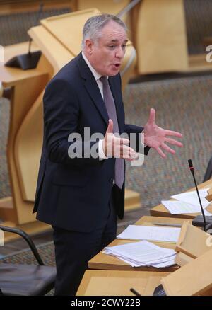 Il Ministro per l'Educazione, l'Educazione superiore e la Scienza Richard Lochhead durante le interrogazioni d'attualità al Parlamento scozzese a Holyrood, Edimburgo. Foto Stock