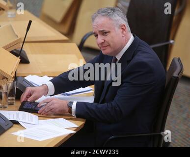 Il Ministro per l'Educazione, l'Educazione superiore e la Scienza Richard Lochhead durante le interrogazioni d'attualità al Parlamento scozzese a Holyrood, Edimburgo. Foto Stock