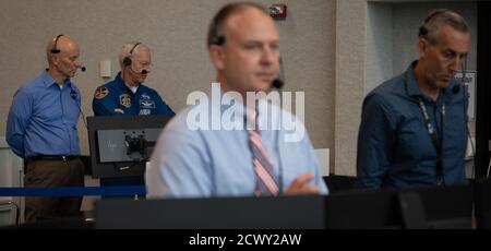 Lancio di SpaceX Demo-2 Stephen Koerner, Direttore della direzione operativa di volo del Johnson Space Center della NASA, a sinistra, Pat Forrester, capo dell'ufficio astronauta della NASA, Norm Knight, vice direttore delle operazioni di volo del Johnson Space Center della NASA, e Lee Rosen, vicepresidente delle operazioni di missione e lancio di SpaceX, Monitorare il lancio di un razzo SpaceX Falcon 9 che trasporta la navicella spaziale Crew Dragon della società nella missione Demo-2 con gli astronauti della NASA Douglas Hurley e Robert Behnken a bordo, sabato 30 maggio 2020, nella sala di cottura quattro del Launch Control Center presso Kenn della NASA Foto Stock