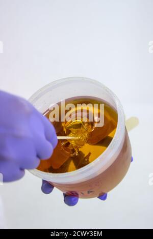 Lattine di zucchero liquido per l'epilazione della pelle. Foto Stock