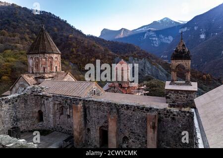 Monastero di Dadiwank in montagna lungo la strada di montagna fino alla capitale del Nagorno-Karabakh Stepanakert. Foto Stock