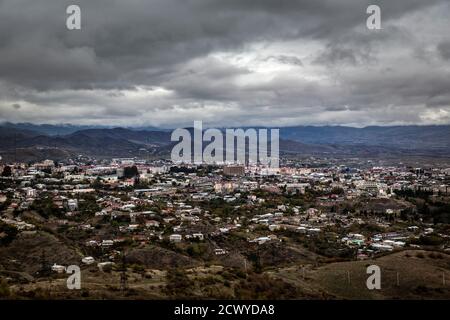 Vista sulla città della capitale del Nagorno-Karabakh Stepanakert. La Repubblica del Caucaso è combattuta tra Armenia e Azerbaigian. Foto Stock