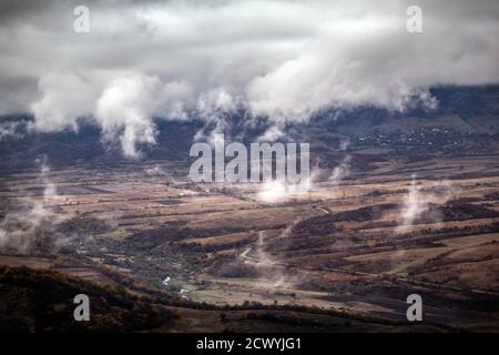 Catena montuosa lungo la strada di montagna fino alla capitale del Nagorno-Karabakh Stepanakert. Foto Stock