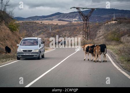 Catena montuosa lungo la strada di montagna fino alla capitale del Nagorno-Karabakh Stepanakert. Foto Stock