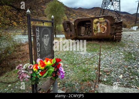 Carri armati distrutti come monumento ai soldati armeni morti negli anni della guerra sulle montagne lungo la strada montana del Nagorno-Karabakh. La Repubblica del Caucaso è combattuta tra Armenia e Azerbaigian. Foto Stock