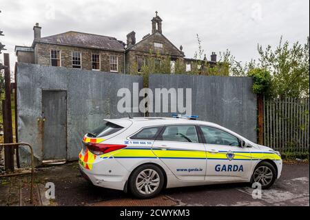 Skibbereen, West Cork, Irlanda. 30 settembre 2020. Nel pomeriggio di ieri Gardai sta indagando su un grande incendio nel vecchio convento di Skibbereen, che ha distrutto una parte dell'edificio. Anche se l'indagine è nelle sue fasi iniziali, le fonti indicano che l'incendio era dovuto a arson. Una scena di investigatore del crimine è attualmente sulla scena del grande Blaze. Credit: AG News/Alamy Live News Foto Stock