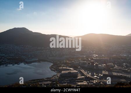 Bergen Norvegia paesaggio urbano con il sole sulla montagna in background. Vista panoramica. Vista aerea, Foto Stock