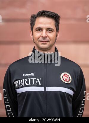 30 settembre 2020, Hessen, Wiesbaden: Foto di squadra del terzo club di campionato SV Wehen Wiesbaden di fronte al Jagdschloss Platte alla periferia di Wiesbaden: Fisioterapista Jürgen Kern. Foto: Frank Rumpenhorst/dpa Foto Stock