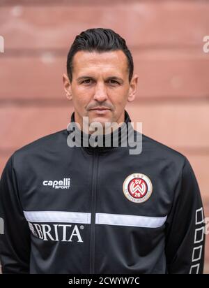 30 settembre 2020, Hessen, Wiesbaden: Foto di squadra del terzo club di campionato SV Wehen Wiesbaden di fronte al Jagdschloss Platte alla periferia di Wiesbaden: Allenatore di portiere Marjan Petkovic. Foto: Frank Rumpenhorst/dpa Foto Stock