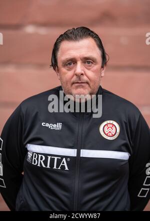 30 settembre 2020, Hessen, Wiesbaden: Foto di squadra del terzo club di campionato SV Wehen Wiesbaden di fronte al Jagdschloss Platte alla periferia di Wiesbaden: Allenatore Thorsten Conradi. Foto: Frank Rumpenhorst/dpa Foto Stock