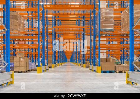 Corridoio sotto il sistema di scaffalatura nel magazzino di distribuzione Foto Stock