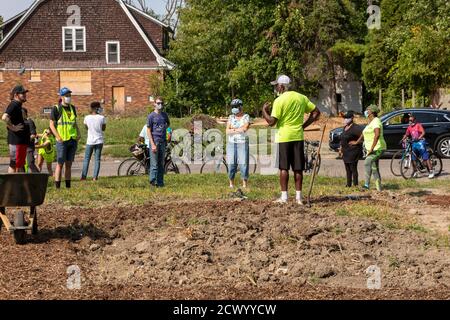 Detroit, Michigan - i membri dell'organizzazione della comunità di Morningside partecipano a un tour in bicicletta dei giardini nel loro quartiere di East Side. Il campo A. Foto Stock