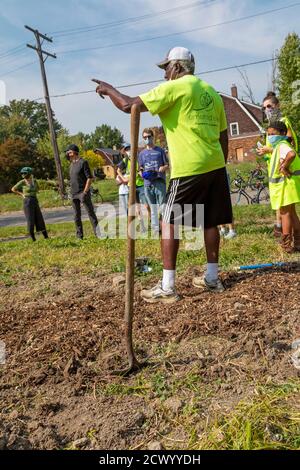 Detroit, Michigan - i membri dell'organizzazione della comunità di Morningside partecipano a un tour in bicicletta dei giardini nel loro quartiere di East Side. Il campo A. Foto Stock