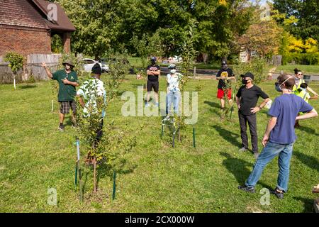 Detroit, Michigan - i membri dell'organizzazione della comunità di Morningside partecipano a un tour in bicicletta dei giardini nel loro quartiere di East Side. Il campo A. Foto Stock