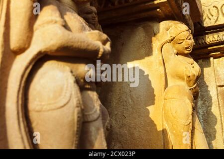 Khajuraho, Madhya Pradesh, India : sculture in rilievo Surasundari (bellezza celeste) nel Tempio di Kandariya Mahaeva del gruppo occidentale del Foto Stock
