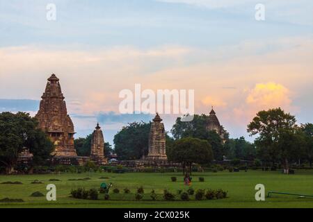 Khajuraho, Madhya Pradesh, India : Vista al tramonto dei templi di Vishvanatha (sinistra) e Parvati (destra) parte del gruppo occidentale del mondo UNESCO Her Foto Stock