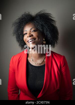 Ritratto verticale di una bella donna afro-americana che ride Foto Stock