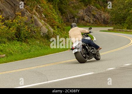 Shenandoah Valley, VA, USA 09/27/2020: Un uomo sta guidando la sua moto di Suzuki Boulevard M109R attraverso la strada panoramica di montagna (Skyline Drive) che taglia Foto Stock