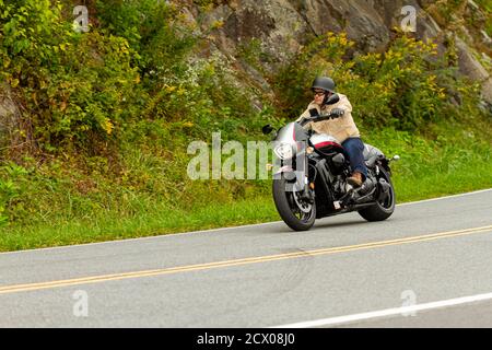 Shenandoah Valley, VA, USA 09/27/2020: Un uomo sta guidando la sua moto di Suzuki Boulevard M109R attraverso la strada panoramica di montagna (Skyline Drive) che taglia Foto Stock