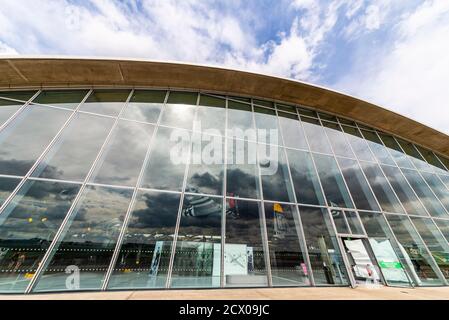 American Air Museum presso l'Imperial War Museum di Duxford, Cambridgeshire, Regno Unito. Grande edificio con facciata in vetro progettato da Sir Norman Foster. Piani visualizzati Foto Stock