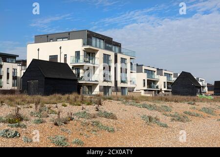 Appartamenti moderni sulla spiaggia di Fisherman, Hythe, Kent Foto Stock