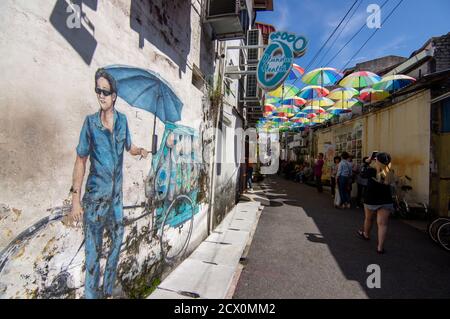 George Town, Penang/Malaysia - Nov 11 2019: Arte di strada con murale un uomo vende pane vicino Armeno Street. Foto Stock