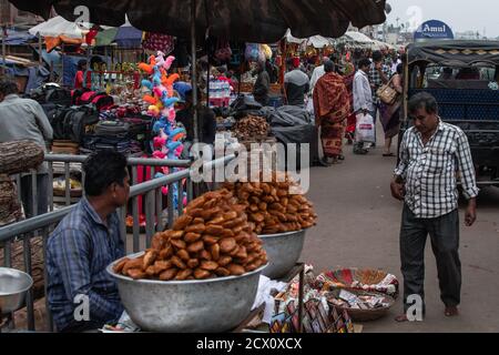 Puri, India - 3 febbraio 2020: Persone non identificate frequenta un mercato di strada con cibo, vestiti e accessori il 3 febbraio 2020 a Puri, India Foto Stock