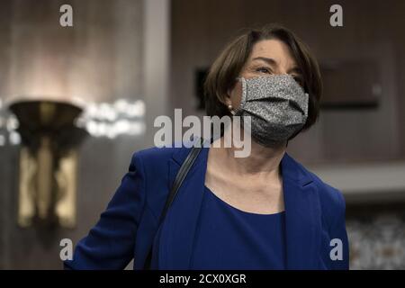 Washington, Stati Uniti. 30 settembre 2020. La senatrice Amy Klobuchar, una democratica del Minnesota, indossa una maschera protettiva quando arriva ad un'audizione a Washington, DC, Stati Uniti, mercoledì 30 settembre 2020. La commissione sta esplorando l’Ufficio federale delle indagini sulla campagna Trump del 2016 e l’interferenza elettorale russa. Foto in piscina di Stefani Reynolds/UPI Credit: UPI/Alamy Live News Foto Stock