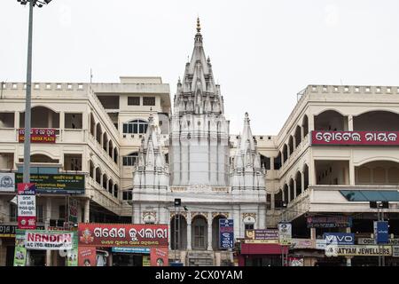 Puri, India - 3 febbraio 2020: Vista di strada di un piccolo tempio indù bianco vicino a Jagannath il 3 febbraio 2020 a Puri, India Foto Stock